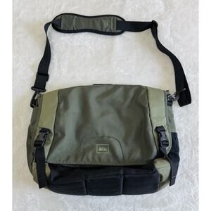 REI Crossbody Messenger Laptop Travel Bag Multi Pockets Fold Over Flap Padded